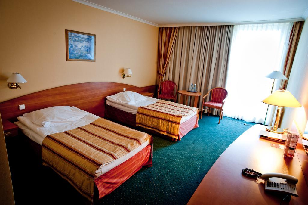 Hotel Atut W Licheniu Екстер'єр фото